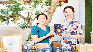 Một gian hàng giới thiệu sản phẩm OCOP nấm đông trùng hạ thảo của huyện Hải Hậu.