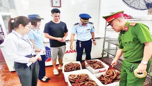 Lực lượng liên ngành kiểm tra hộ kinh doanh Trần Đức Lương ở phường Hà Phong, thành phố Hạ Long vi phạm bán thực phẩm đông lạnh không có nguồn gốc, xuất xứ.