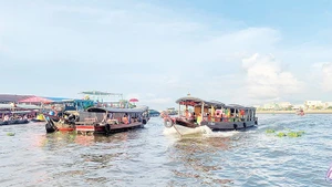 Du khách tham quan chợ nổi Cái Răng, thành phố Cần Thơ.