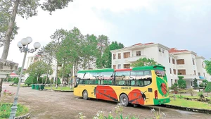 Cán bộ, công chức tại Sở Nông nghiệp và Môi trường tỉnh Cà Mau đóng góp kinh phí thuê xe lớn chở từ nhà ở Bạc Liêu (cũ) đến nơi làm việc mới tại trung tâm tỉnh.