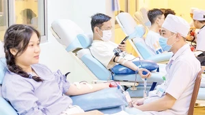 Các thành viên Câu lạc bộ vận động hiến máu tình nguyện tham gia hiến máu.