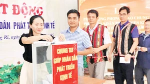 Cán bộ, viên chức xã Măng Ri ủng hộ tại lễ phát động.
