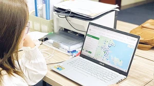 Người dân tra cứu trên hệ thống tra cứu trực tuyến về thông tin quy hoạch, đất đai. (Ảnh NGUYỄN VÂN)