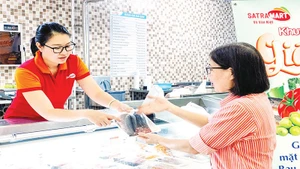 Người tiêu dùng chọn mua thủy sản tại một siêu thị Satramart ở Thành phố Hồ Chí Minh. (Ảnh CTV)