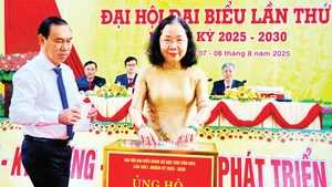 Đại biểu tham dự Đại hội đại biểu Đặc khu Côn Đảo lần thứ nhất ủng hộ đồng bào khu vực miền núi và trung du Bắc Bộ, Bắc Trung Bộ bị thiệt hại do mưa, lũ.