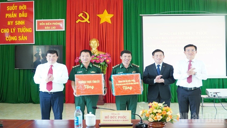 El miembro del Comité Central del Partido, el Viceprimer Ministro Ho Duc Phoc, y líderes de la provincia de Lam Dong entregaron regalos a oficiales y soldados de la Estación de la Guardia Fronteriza de Dak Lao. ndo_br_333.jpg