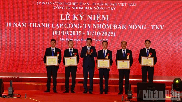 Phó Bí thư Tỉnh ủy Lâm Đồng Lưu Văn Trung trao Bằng khen của Chủ tịch Ủy ban nhân dân tỉnh Lâm Đồng tặng các cá nhân có thành tích xuất sắc của Công ty Nhôm Đắk Nông-TKV. ndo_br_2.jpg