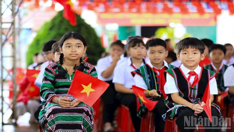 Học sinh Trường tiểu học Nguyễn Văn Trỗi nô nức trong Lễ khai giảng năm học mới. ndo_br_3.jpg