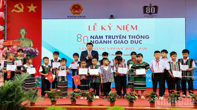 Ủy viên Trung ương Đảng, Bí thư Tỉnh ủy, Trưởng đoàn đại biểu Quốc hội tỉnh Lâm Đồng Y Thanh Hà Niê Kđăm tặng quà cho học sinh Trường tiểu học Nguyễn Văn Trỗi nhân dịp khai giảng năm học mới. ndo_br_4.jpg