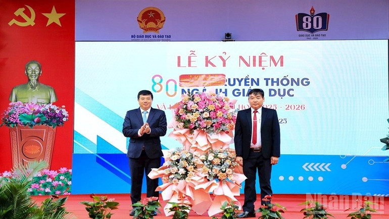 Ủy viên Trung ương Đảng, Bí thư Tỉnh ủy, Trưởng đoàn đại biểu Quốc hội tỉnh Lâm Đồng Y Thanh Hà Niê Kđăm tặng hoa chúc mừng Trường tiểu học Nguyễn Văn Trỗi nhân Lễ khai giảng năm học mới. ndo_br_2.jpg