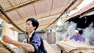 Sản xuất tại làng nghề miến Cự Ðà. Ảnh: Thành Phương