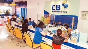 Khách hàng giao dịch tại Ngân hàng Xây dựng.