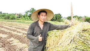 John Hùng tập làm nông dân.
