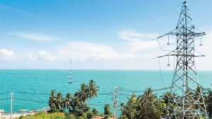 Đường dây tải điện ra đảo Lại Sơn, huyện Kiên Hải (Kiên Giang).