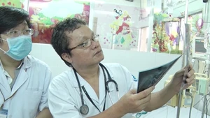 Quá tải vì công việc, nhưng chính tiếng cười trẻ thơ đã giúp bác sĩ Trương Hữu Khanh có thêm nhiều động lực làm việc và cống hiến.