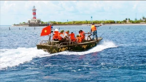 1. Xuồng CQ đưa đoàn công tác vào thăm đảo Nam Yết. 