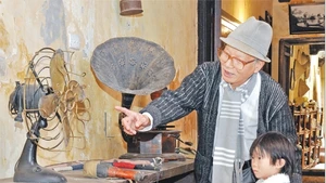  Du khách tham quan ngôi nhà di sản 87 Mã Mây (Hà Nội). Ảnh:MINH QUYẾT.