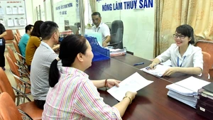 Giải quyết thủ tục hành chính cho người dân tại Văn phòng một cửa UBND phường Đại Kim, quận Hoàng Mai (Hà Nội).Ảnh: Đăng Khoa