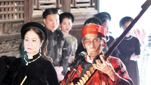 Nghệ nhân Nguyễn Phú Đẹ cùng học trò - NSƯT Đỗ Quyên - Chủ nhiệm CLB ca trù Hải Phòng bắt đầu nghi thức hát cửa đình. Ảnh: TTXVN 