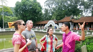 Các thành viên Hanoikids trong một chuyến dẫn khách tham quan Văn Miếu - Quốc Tử Giám.