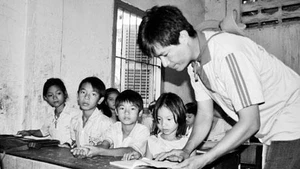 Ngoài thời gian chữa bệnh cứu người, bác sĩ Trương Thế Dũng lại dạy chữ cứu những tâm hồn trẻ thơ bất hạnh.