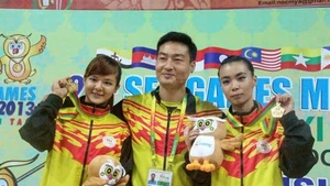 Hai VĐV Wushu Brunei Lee Ying Shi và Faustina Woo Wai Sii cùng HLV sau khi giành HCV.