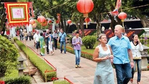 Du khách tham quan Văn Miếu.
