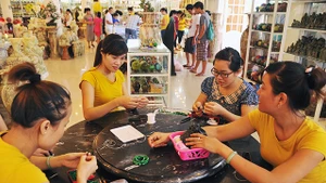Các sản phẩm của làng đá Non Nước.