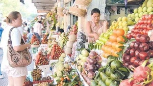 Chợ Bến Thành, nơi tập trung đủ các loại sản vật, hàng hóa trong nước và nước ngoài, thu hút đông đảo khách du lịch đến 