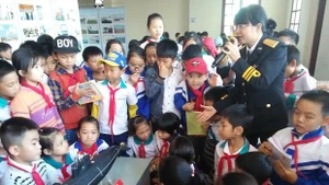 Cán bộ Bảo tàng Hải quân Việt Nam khẳng định chủ quyền hai quần đảo Hoàng Sa và Trường Sa là của Việt Nam đối với học sinh TP Bắc Cạn.