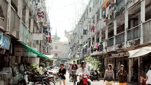 Một chung cư trên đường Trần Hưng Ðạo xuống cấp nghiêm trọng.