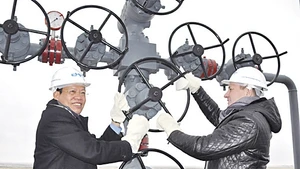Chủ tịch PVN Phùng Đình Thực (trái) mở van đón dòng dầu đầu tiên ở Nhenhexky (LB Nga).