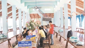 Đến Nhà Lớn Long Sơn, sau khi đăng ký với Ban Hướng dẫn, khách thập phương sẽ được tham quan, ăn nghỉ miễn phí tại đây.