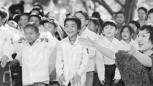 Ca sĩ Thái Thùy Linh và các em nhỏ trong một chương trình từ thiện. Ảnh: TTL