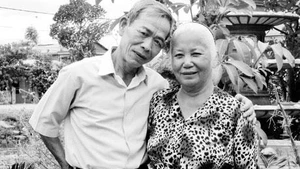 Bao năm qua đi, tình cảm vợ chồng ông Phú vẫn nồng thắm.