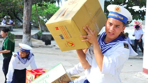 Chiến sĩ đảo Song Tử Tây nhận quà từ đất liền. Ảnh: ANH NAM