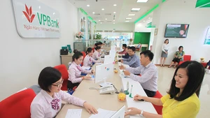 Sau gần bốn năm cơ cấu lại, đến nay chúng ta có được hệ thống ngân hàng an toàn hơn. Ảnh: NGỌC CHÂU