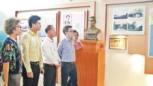 Ông Hồ Văn Lâm (thứ tư, từ trái qua) cùng bà con kiều bào đến thăm Khu tưởng niệm Chủ tịch Hồ Chí Minh ở tỉnh Udon Thani.