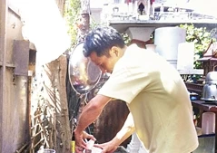 Chấp nhận mọi sự nhọc nhằn vì áp lực mưu sinh.