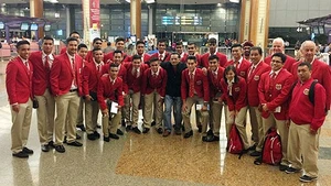 Đội tuyển U23 Singapore chụp ảnh lưu niệm tại sân bay trước khi lên đường sang Myanmar tham dự SEA Games 27. (Ảnh: LĐBĐ Singapore)