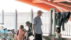 Một số người dân vô tư kê giường sống ngay bên bờ kênh.