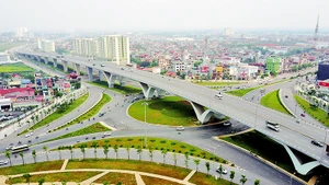 Nút giao thông trung tâm quận Long Biên (Hà Nội). Ảnh: HOÀNG HÀ
