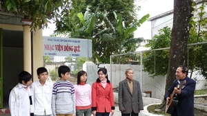 Thầy và trò cùng hát cho nhau nghe.