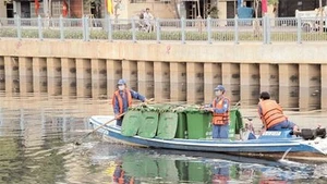 Công nhân vớt rác trên kênh Nhiêu Lộc - Thị Nghè.