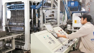 Sản xuất gạch từ tro xỉ của nhà máy nhiệt điện, hướng đi mới của ngành vật liệu xây dựng Việt Nam. Ảnh: Linh Linh