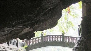 Nhiều hang động chạy xuyên qua những dãy núi sừng sững.