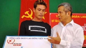 Tổng Liên đoàn lao động Việt Nam trao tiền hỗ trợ cho ngư dân bị nạn ở vùng biển Hoàng Sa.