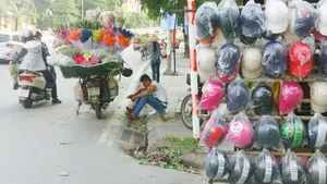 Tranh thủ nghỉ ngơi khi vắng khách.