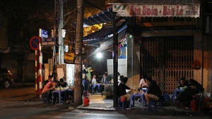 Quán phở gánh tại ngã tư Hàng Đường - Hàng Chiếu khá nổi tiếng từ nhiều năm nay.