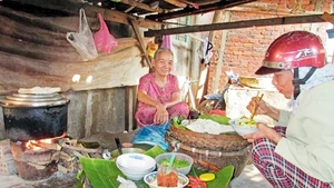 Kiểu ngồi ăn mì đậm chất Quảng.